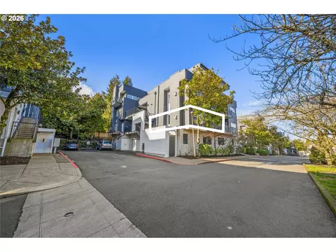 614 S Nevada St #B, Portland, OR 97219