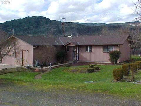608 E Third Ave, Riddle, OR 97469 photo 1