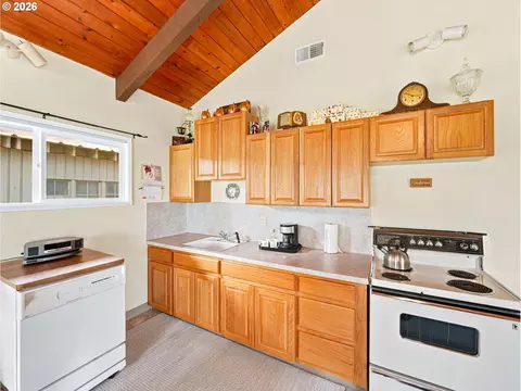 Kitchen - 13606 S Vick Rd, Molalla, OR 97038 photo 4 of 4