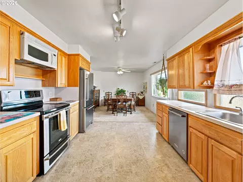 Kitchen - 13606 S Vick Rd, Molalla, OR 97038 photo 2 of 4