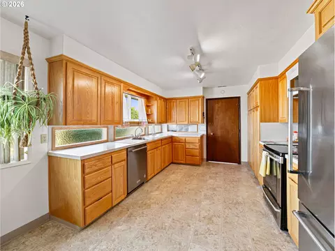 Kitchen - 13606 S Vick Rd, Molalla, OR 97038 photo 1 of 4