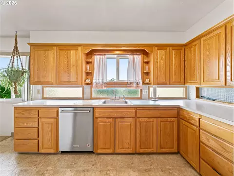 Kitchen - 13606 S Vick Rd, Molalla, OR 97038 photo 3 of 4
