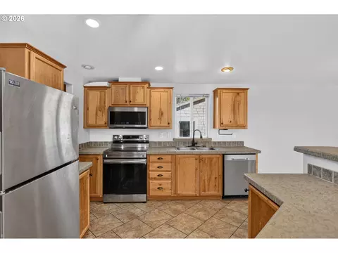 Kitchen - 402 Jefferson St, Moro, OR 97039 photo 3 of 4