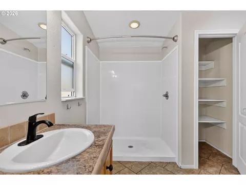 Bath - 402 Jefferson St, Moro, OR 97039 photo 3 of 4