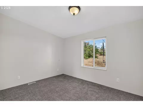 Bedroom - 402 Jefferson St, Moro, OR 97039 photo 4 of 8