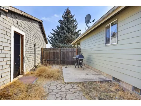 Exterior - 402 Jefferson St, Moro, OR 97039 photo 4 of 16