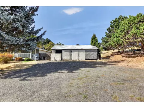 Exterior - 402 Jefferson St, Moro, OR 97039 photo 9 of 16