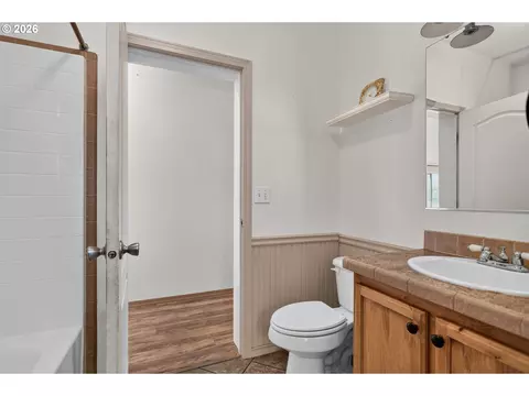 Bath - 402 Jefferson St, Moro, OR 97039 photo 1 of 4