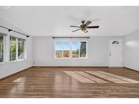 Living - 402 Jefferson St, Moro, OR 97039 photo 2 of 3