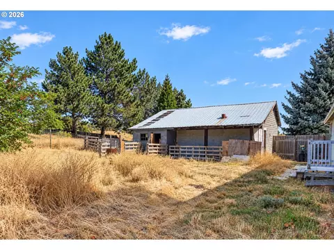 Exterior - 402 Jefferson St, Moro, OR 97039 photo 6 of 16