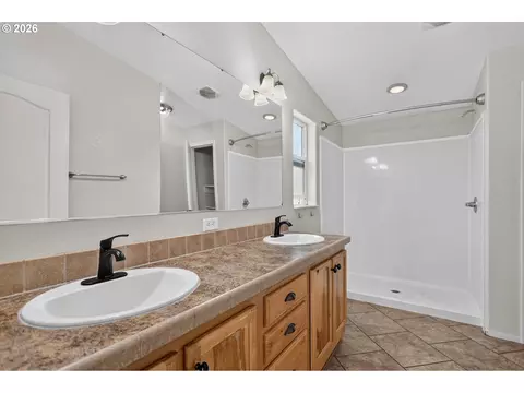 Bath - 402 Jefferson St, Moro, OR 97039 photo 2 of 4