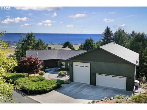15606 Napa Ln, Brookings, OR 97415