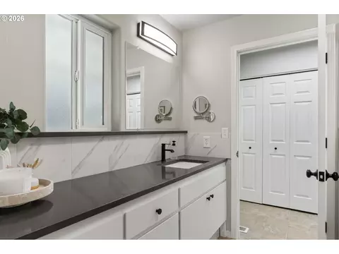 Bath - 2867 Maesner St, Eugene, OR 97404 photo 1 of 6