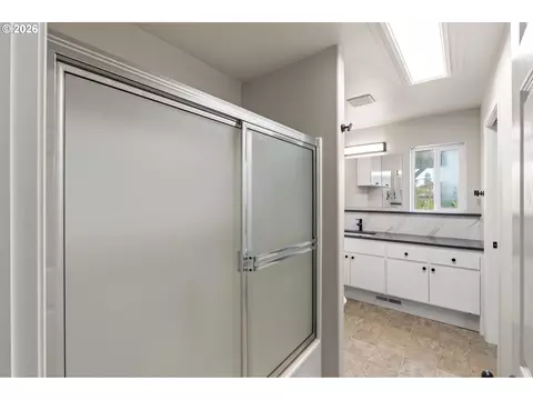 Bath - 2867 Maesner St, Eugene, OR 97404 photo 3 of 5