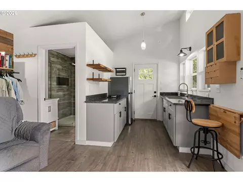 Kitchen - 2867 Maesner St, Eugene, OR 97404 photo 5 of 8