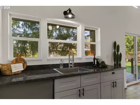 Kitchen - 2867 Maesner St, Eugene, OR 97404 photo 5 of 6