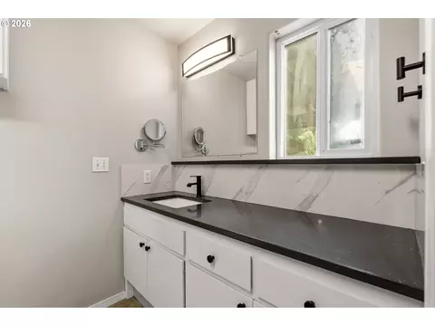 Bath - 2867 Maesner St, Eugene, OR 97404 photo 2 of 5
