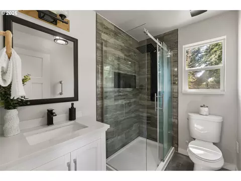 Bath - 2867 Maesner St, Eugene, OR 97404 photo 5 of 6
