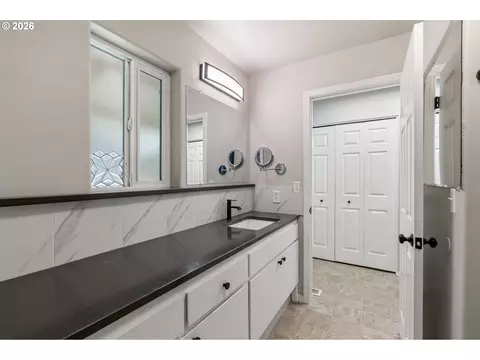 Bath - 2867 Maesner St, Eugene, OR 97404 photo 1 of 5