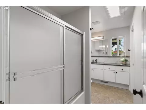 Bath - 2867 Maesner St, Eugene, OR 97404 photo 3 of 6