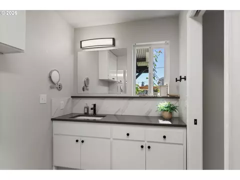 Bath - 2867 Maesner St, Eugene, OR 97404 photo 4 of 6