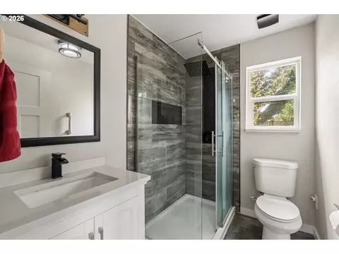 Bath - 2867 Maesner St, Eugene, OR 97404 photo 4 of 5