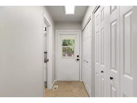 Entry Way - 2867 Maesner St, Eugene, OR 97404 photo 2 of 2