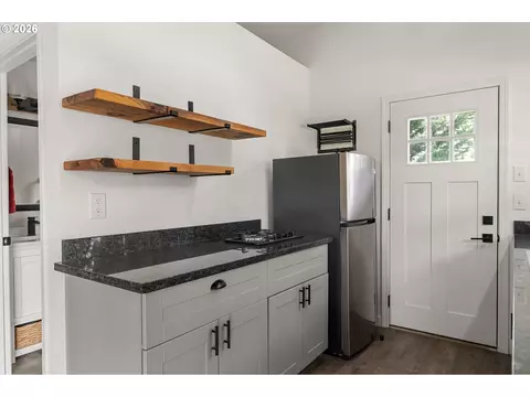 Kitchen - 2867 Maesner St, Eugene, OR 97404 photo 7 of 8