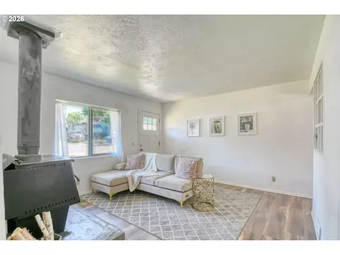 Living - 1023 SW 30th St, Pendleton, OR 97801 photo 3 of 4