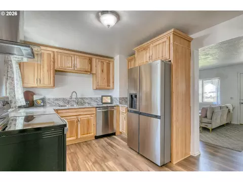Kitchen - 1023 SW 30th St, Pendleton, OR 97801 photo 3 of 4