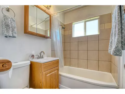 Bath - 1023 SW 30th St, Pendleton, OR 97801 photo 1 of 1