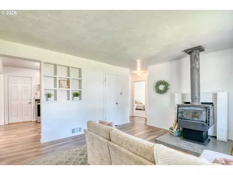 Living - 1023 SW 30th St, Pendleton, OR 97801 photo 1 of 4