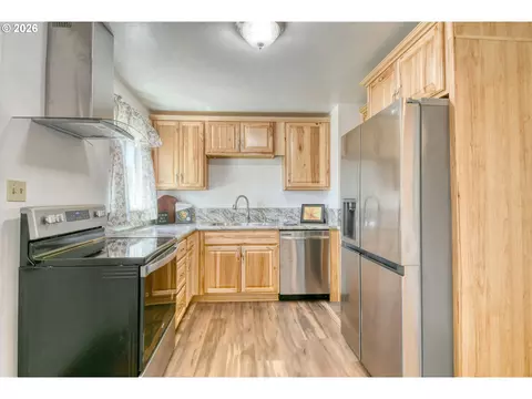 Kitchen - 1023 SW 30th St, Pendleton, OR 97801 photo 2 of 4