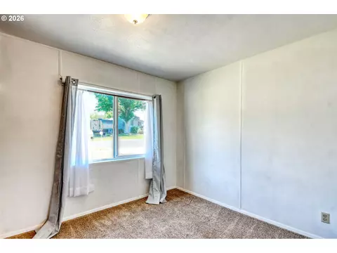 Bedroom - 1023 SW 30th St, Pendleton, OR 97801 photo 6 of 7