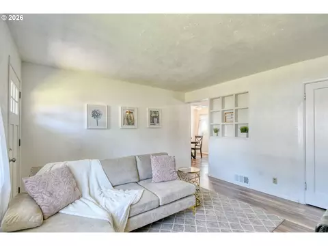 Living - 1023 SW 30th St, Pendleton, OR 97801 photo 2 of 4