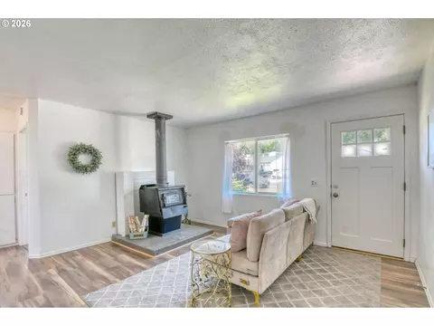 Living - 1023 SW 30th St, Pendleton, OR 97801 photo 4 of 4