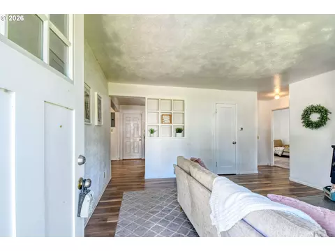 Entry Way - 1023 SW 30th St, Pendleton, OR 97801 photo 1 of 1