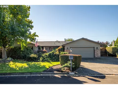 2121 Firth Ave, Springfield, OR 97477