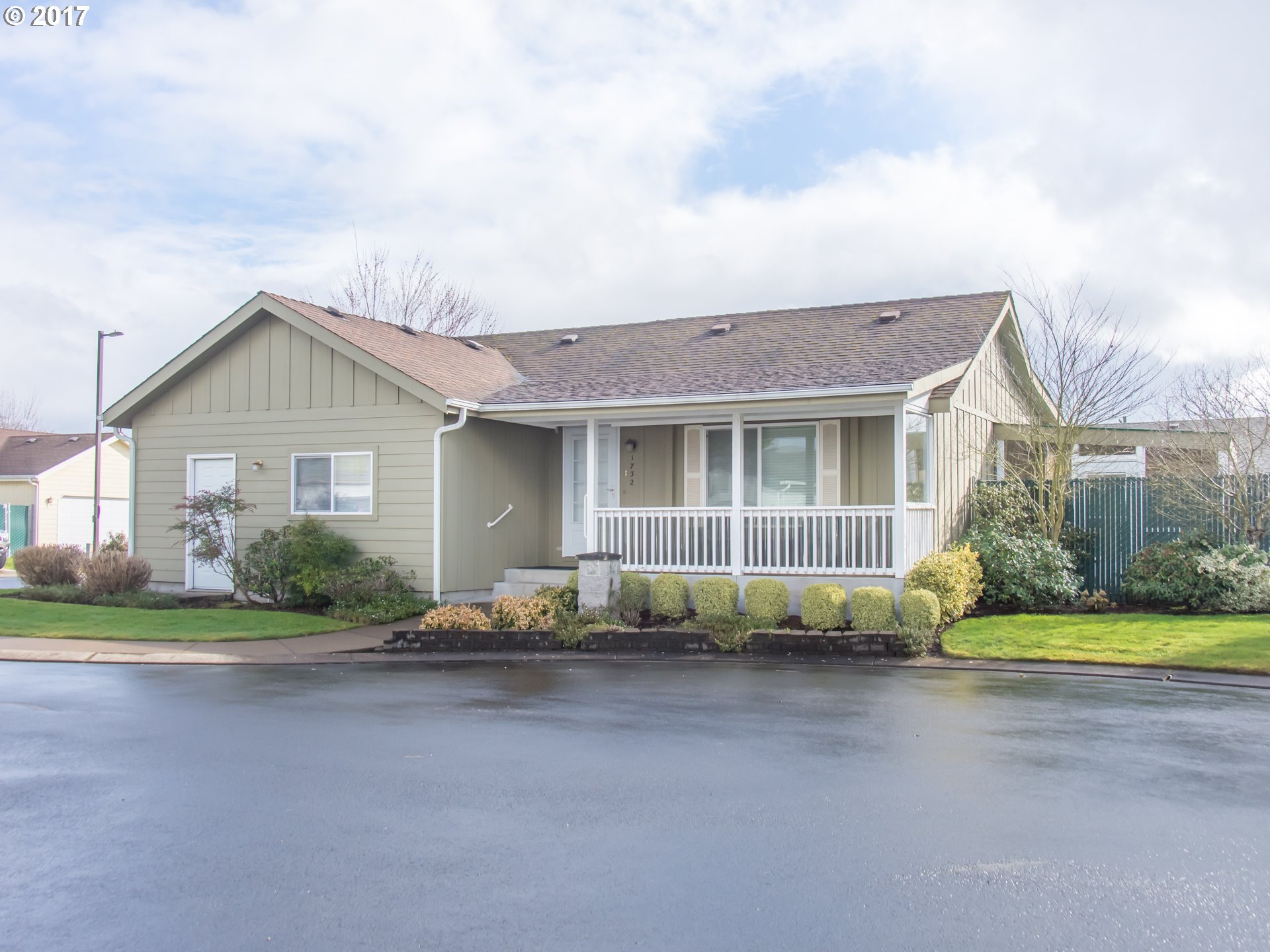 1732 Oakhurst Ct, Eugene, OR 97402 photo 1