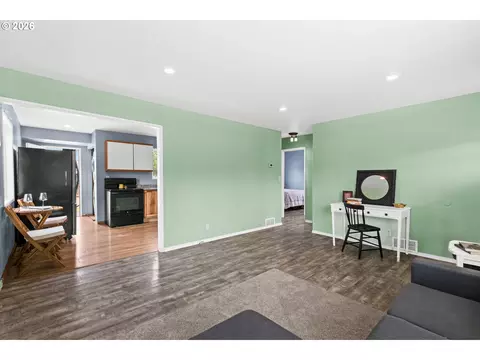 Living - 3009 SW Isaac Ave, Pendleton, OR 97801 photo 1 of 3
