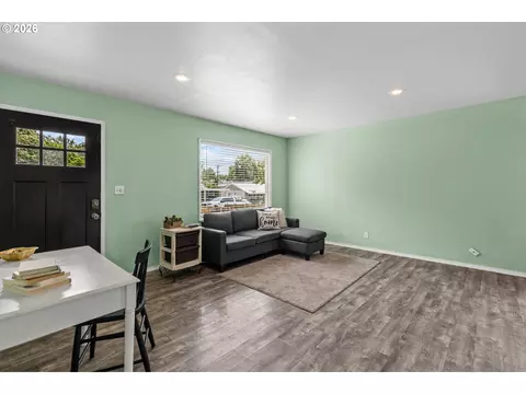 Living - 3009 SW Isaac Ave, Pendleton, OR 97801 photo 3 of 3