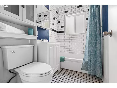 Bath - 3009 SW Isaac Ave, Pendleton, OR 97801 photo 1 of 2