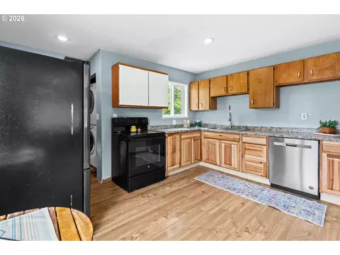 Kitchen - 3009 SW Isaac Ave, Pendleton, OR 97801 photo 2 of 4