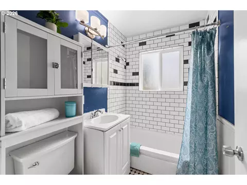 Bath - 3009 SW Isaac Ave, Pendleton, OR 97801 photo 2 of 2