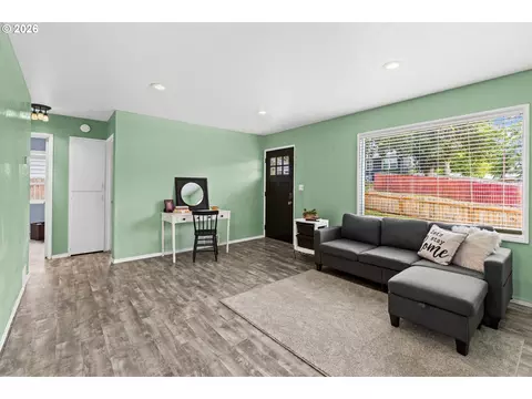 Living - 3009 SW Isaac Ave, Pendleton, OR 97801 photo 2 of 3