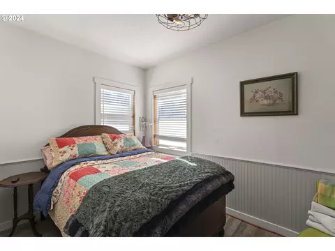 Bedroom - 10786 Highway 126, Mapleton, OR 97453 photo 1 of 2
