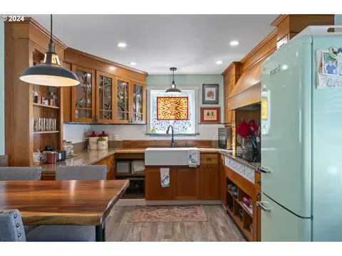 Kitchen - 10786 Highway 126, Mapleton, OR 97453 photo 7 of 9