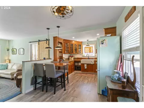Kitchen - 10786 Highway 126, Mapleton, OR 97453 photo 6 of 9