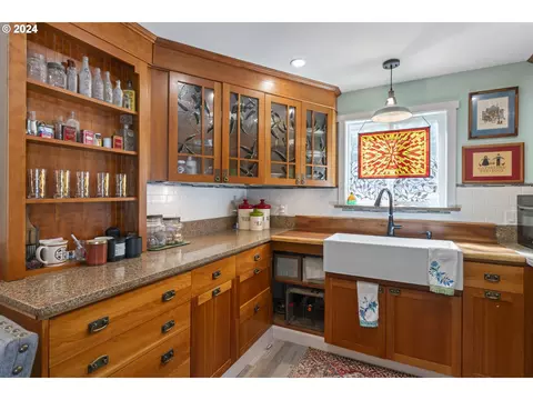 Kitchen - 10786 Highway 126, Mapleton, OR 97453 photo 9 of 9