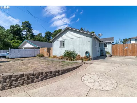 1667 30th St, Florence, OR 97439